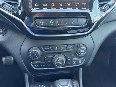 2019 Jeep Cherokee Limited AWD - Photo 12 - Lone Tree, IA 52755
