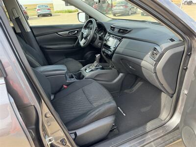 2017 Nissan Rogue SV AWD - Photo 17 - Lone Tree, IA 52755