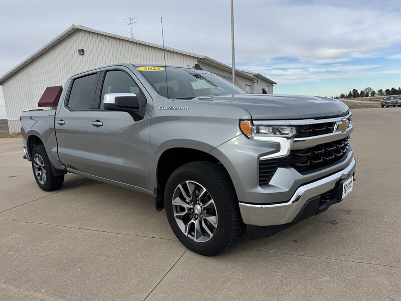 2025 Chevrolet Silverado LT's photo