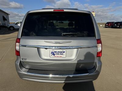 2014 Chrysler Town & Country Touring   - Photo 16 - Lone Tree, IA 52755