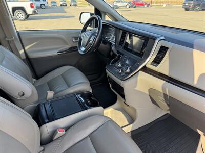 2017 Toyota Sienna XLE 8-Passenger   - Photo 18 - Lone Tree, IA 52755