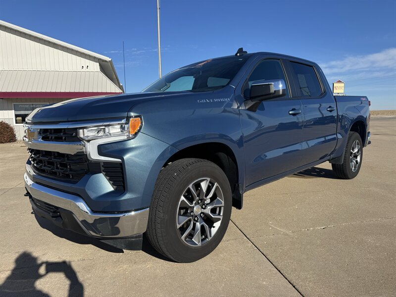2024 Chevrolet Silverado LT's photo