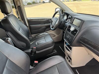 2015 Chrysler Town & Country Touring-L   - Photo 16 - Lone Tree, IA 52755