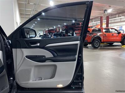 2018 Toyota Highlander XLE   - Photo 12 - Mesa, AZ 85201