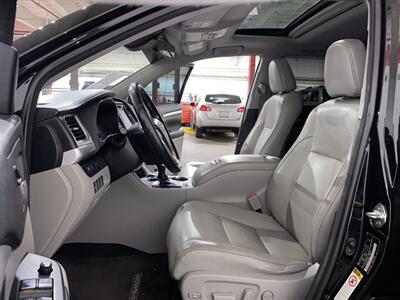 2018 Toyota Highlander XLE   - Photo 10 - Mesa, AZ 85201