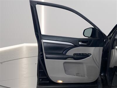 2018 Toyota Highlander XLE   - Photo 9 - Mesa, AZ 85201