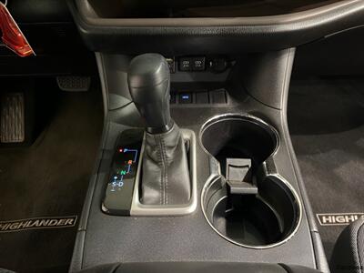 2017 Toyota Highlander LE   - Photo 18 - Mesa, AZ 85201