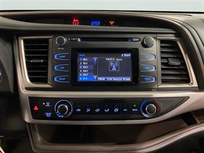 2017 Toyota Highlander LE   - Photo 17 - Mesa, AZ 85201