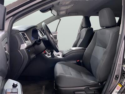 2017 Toyota Highlander LE   - Photo 10 - Mesa, AZ 85201