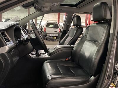 2018 Toyota Highlander XLE   - Photo 9 - Mesa, AZ 85201