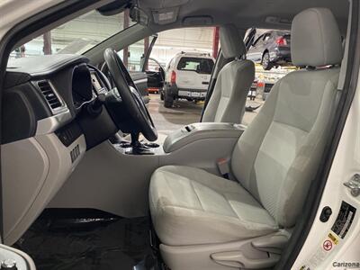 2018 Toyota Highlander LE   - Photo 9 - Mesa, AZ 85201