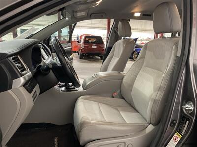 2017 Toyota Highlander LE Plus   - Photo 9 - Mesa, AZ 85201