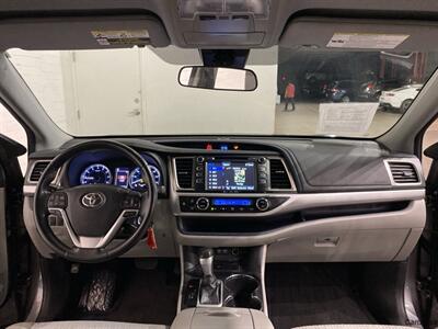 2017 Toyota Highlander LE Plus   - Photo 12 - Mesa, AZ 85201