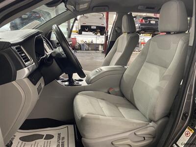 2017 Toyota Highlander LE   - Photo 9 - Mesa, AZ 85201