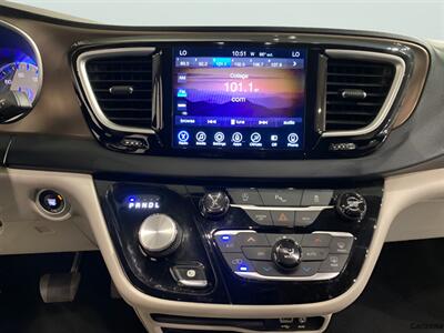 2017 Chrysler Pacifica Touring L   - Photo 14 - Mesa, AZ 85201