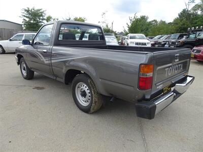 1989 Toyota Pickup Deluxe   - Photo 4 - Cincinnati, OH 45255