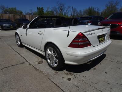 2004 Mercedes-Benz SLK 230 Kompressor  2.3L I4 RWD - Photo 8 - Cincinnati, OH 45255