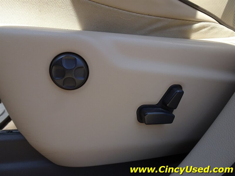 2011 Jeep Grand Cherokee Overland Summit - Photo 28 - Cincinnati, OH 45255