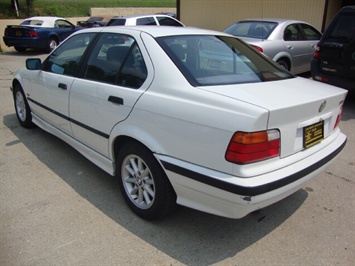 1997 BMW 318i   - Photo 4 - Cincinnati, OH 45255