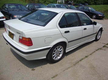 1997 BMW 318i   - Photo 6 - Cincinnati, OH 45255