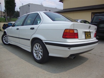 1997 BMW 318i   - Photo 12 - Cincinnati, OH 45255