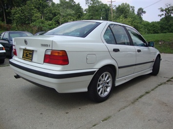 1997 BMW 318i   - Photo 13 - Cincinnati, OH 45255