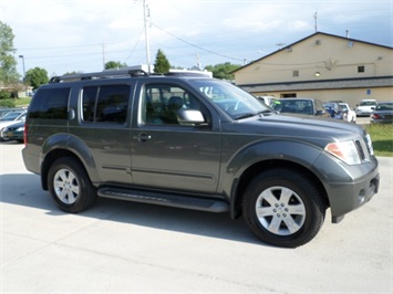 2005 Nissan Pathfinder SE   - Photo 1 - Cincinnati, OH 45255
