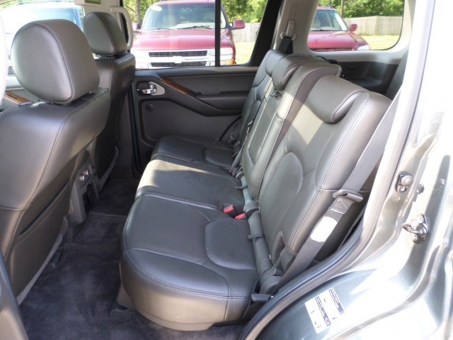 2005 Nissan Pathfinder SE - Photo 16 - Cincinnati, OH 45255