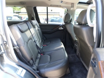 2005 Nissan Pathfinder SE   - Photo 9 - Cincinnati, OH 45255