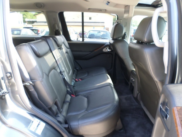 2005 Nissan Pathfinder SE - Photo 9 - Cincinnati, OH 45255