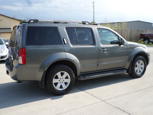 2005 Nissan Pathfinder SE - Photo 6 - Cincinnati, OH 45255