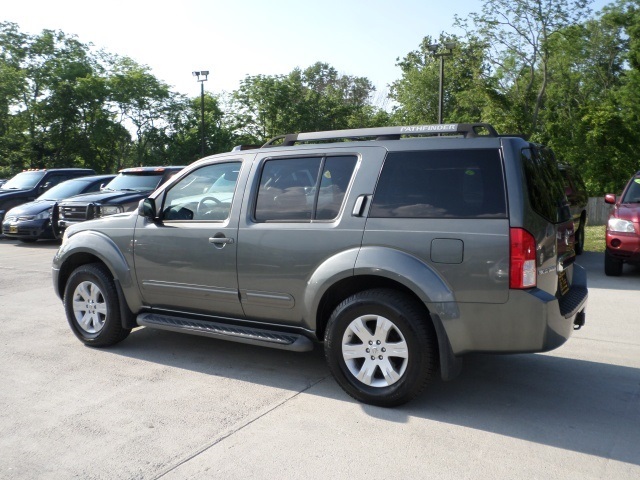 2005 Nissan Pathfinder SE - Photo 4 - Cincinnati, OH 45255