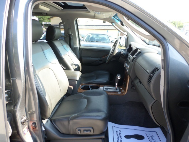 2005 Nissan Pathfinder SE - Photo 8 - Cincinnati, OH 45255