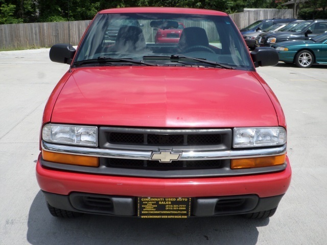 2000 Chevrolet S-10 LS - Photo 2 - Cincinnati, OH 45255