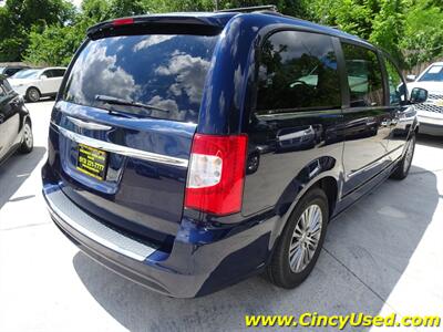 2014 Chrysler Town & Country Touring-L  3.6L V6 FWD - Photo 7 - Cincinnati, OH 45255