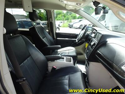 2014 Chrysler Town & Country Touring-L  3.6L V6 FWD - Photo 17 - Cincinnati, OH 45255