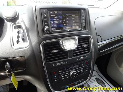 2014 Chrysler Town & Country Touring-L  3.6L V6 FWD - Photo 18 - Cincinnati, OH 45255