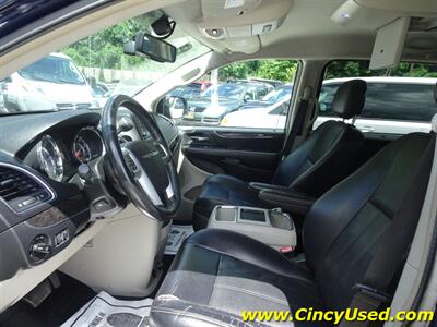 2014 Chrysler Town & Country Touring-L  3.6L V6 FWD - Photo 11 - Cincinnati, OH 45255