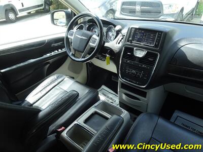 2014 Chrysler Town & Country Touring-L  3.6L V6 FWD - Photo 15 - Cincinnati, OH 45255