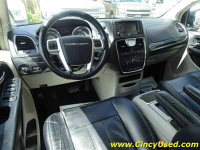 2014 Chrysler Town & Country Touring-L  3.6L V6 FWD - Photo 10 - Cincinnati, OH 45255