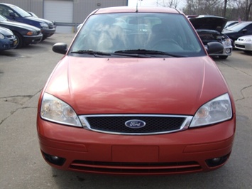 2005 Ford Focus ZX5 SES   - Photo 2 - Cincinnati, OH 45255