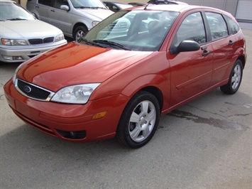 2005 Ford Focus ZX5 SES   - Photo 3 - Cincinnati, OH 45255