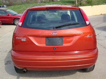 2005 Ford Focus ZX5 SES   - Photo 5 - Cincinnati, OH 45255