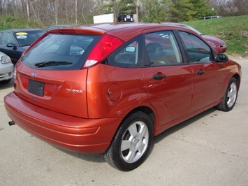 2005 Ford Focus ZX5 SES   - Photo 6 - Cincinnati, OH 45255