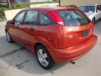 2005 Ford Focus ZX5 SES   - Photo 4 - Cincinnati, OH 45255