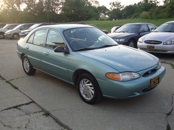 1999 Ford Escort SE   - Photo 1 - Cincinnati, OH 45255