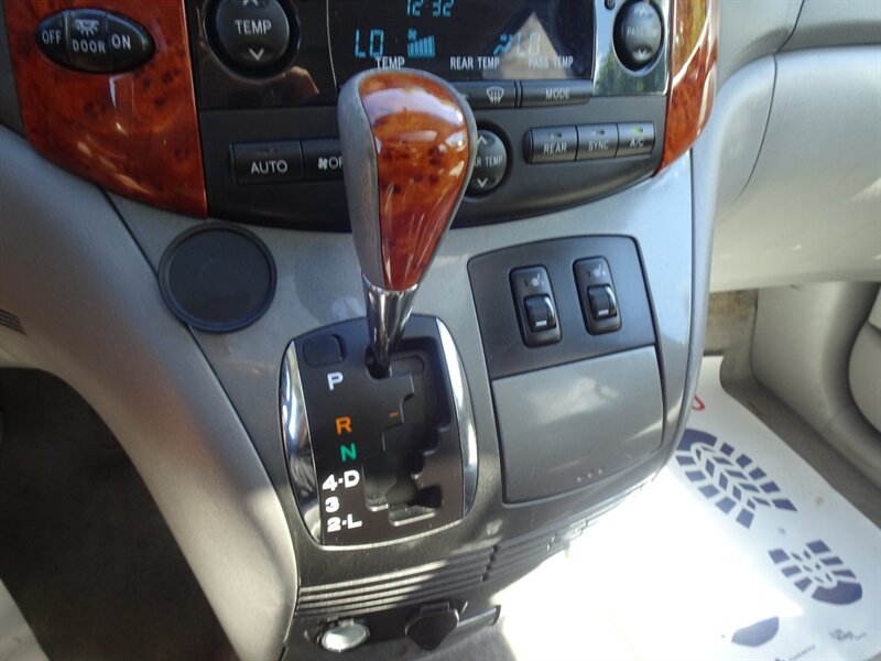 2009 Toyota Sienna XLE 3.5L V6 FWD - Photo 16 - Cincinnati, OH 45255