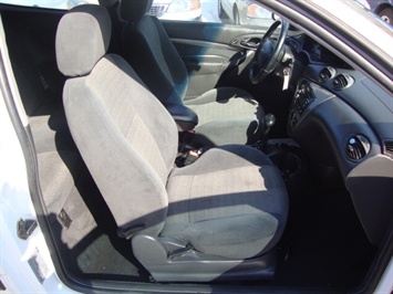 2001 Ford Focus ZX3   - Photo 8 - Cincinnati, OH 45255