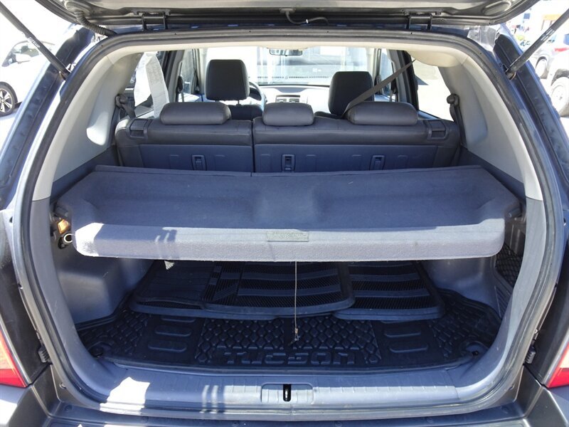 2005 Hyundai Tucson GLS - Photo 16 - Cincinnati, OH 45255