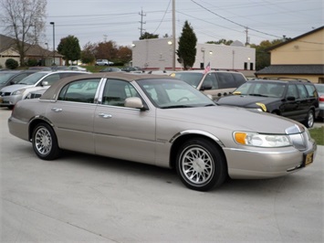 2001 LINCOLN TOWNCAR Signature   - Photo 1 - Cincinnati, OH 45255